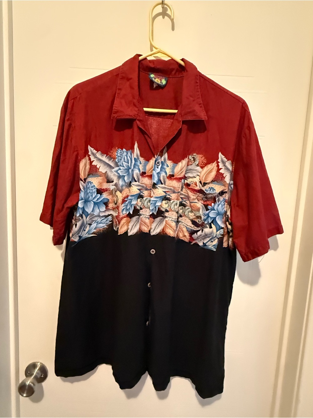 Hawaii Blues Men's Floral Panel Short-Sleeve Button-Down Shirt in Red and Black